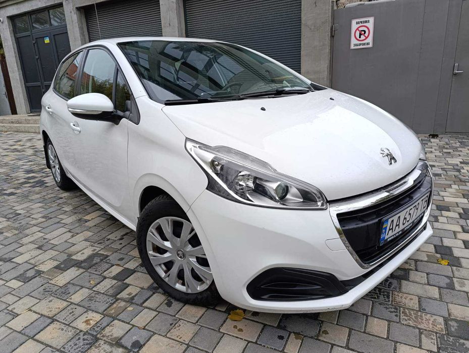 Peugeot 208 2017 року 1.2 л./бензин