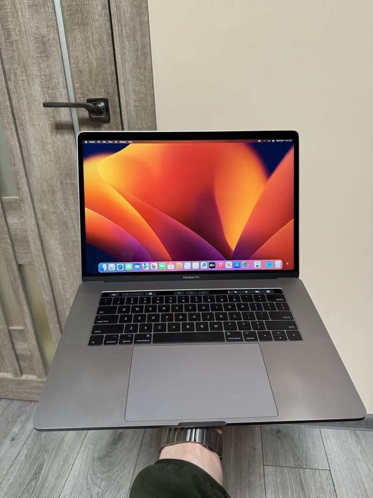 Macbook pro 15 2017 core i7 2.8ghz 16/256gb amd pro 555 2gb