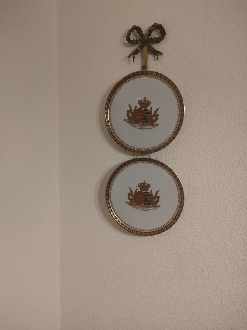 Dois pratos de decoração.