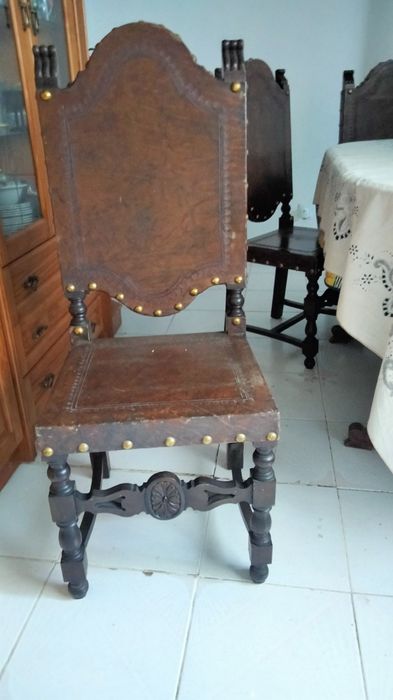 Mesa de sala em madeira antiga e 4 cadeiras