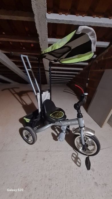 Vários acessórios e brinquedos para criança