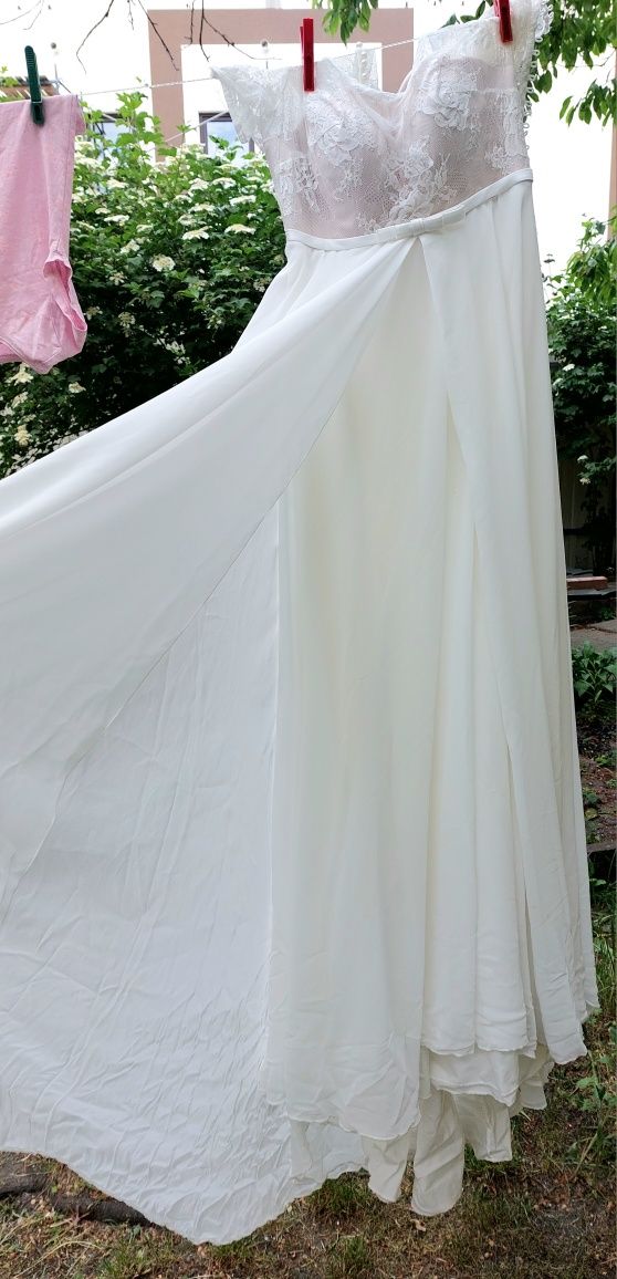 Весільна сукня молочна