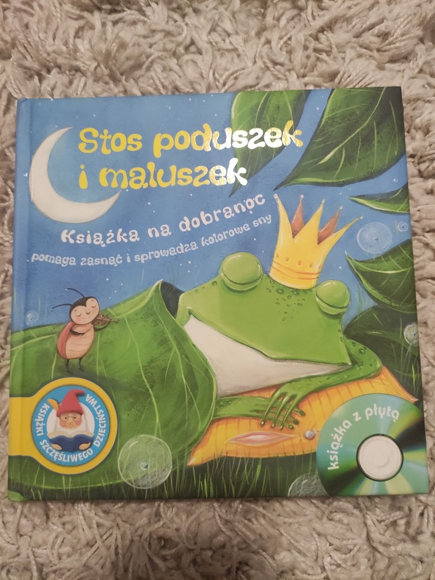 Stos poduszek i maluszek kołysanki na dobranoc