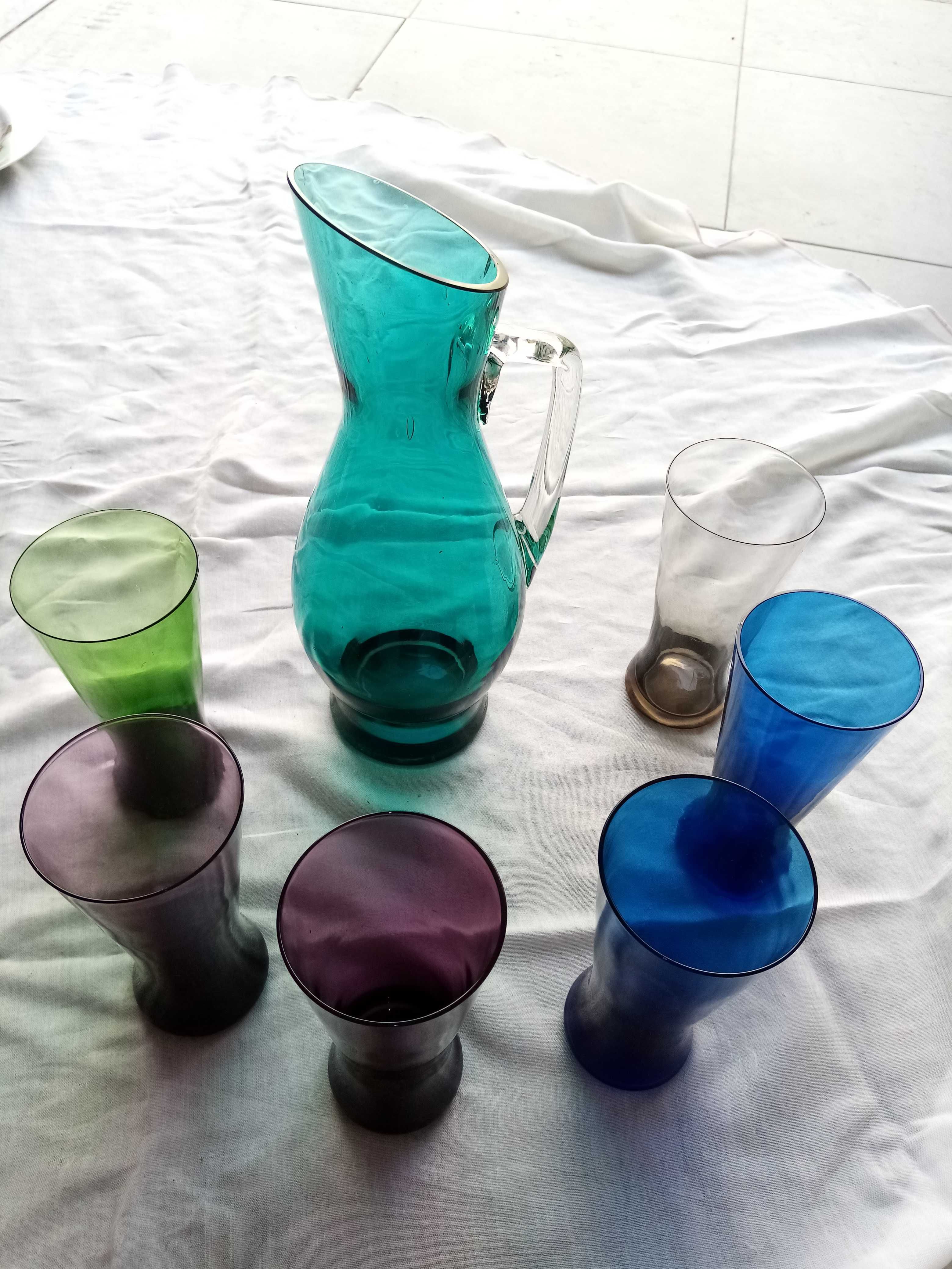 Jarro e copos de vidro colorido