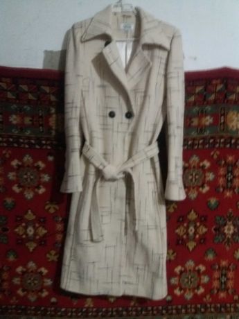 Пальто жіноче, колір кремовий, розмір 42,