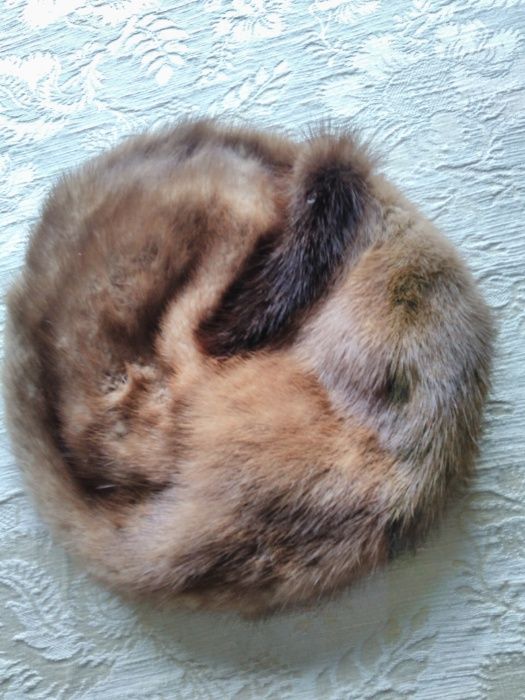 futro z łapek karakułowych greckich-brąz-tęższa,niższa osoba