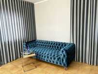 Sofa Chesterfield na przezroczystych nogach