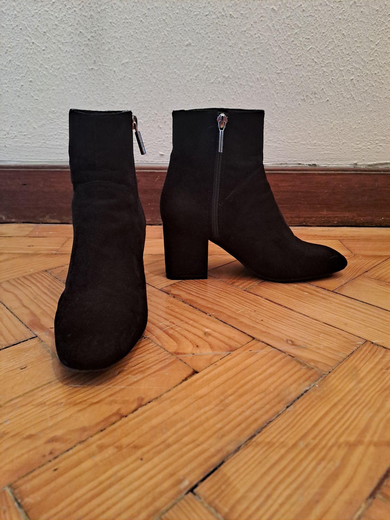Botins pretos em muito bom estado