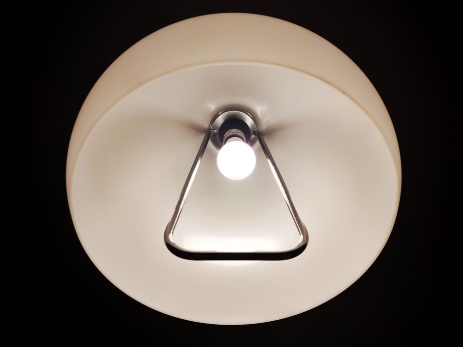 Candeeiro Space Age branco Harvey Guzzini anos 70