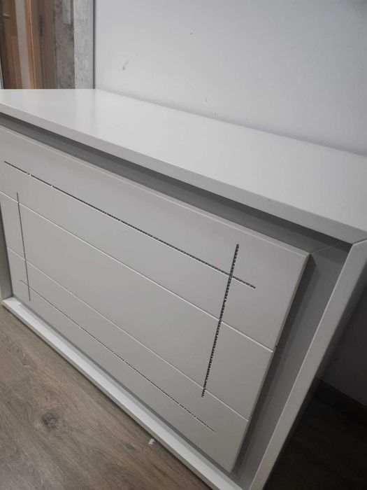 Conjunto de cabeceira, comoda e mesinha de cabeceira.