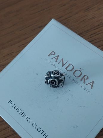 Pandora charms róża