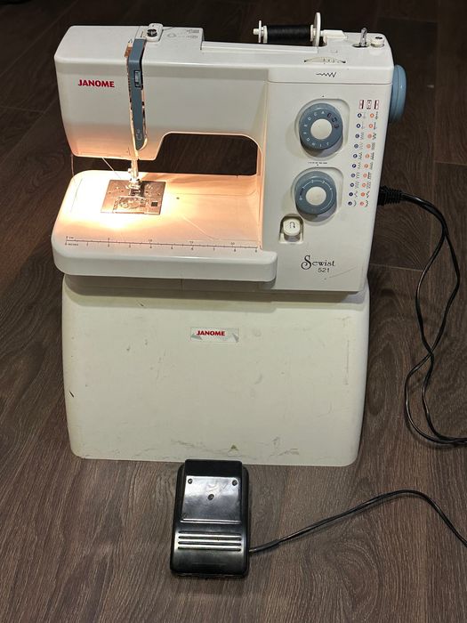 Швейна машинка Janome Sewist 521