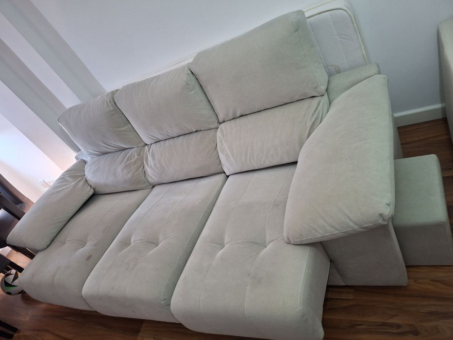 Sofá cama 3 lugares com 1 poltrona e 2 puffs