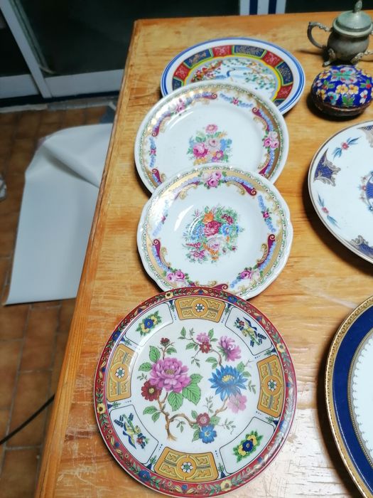 Diversos pratos de louca
