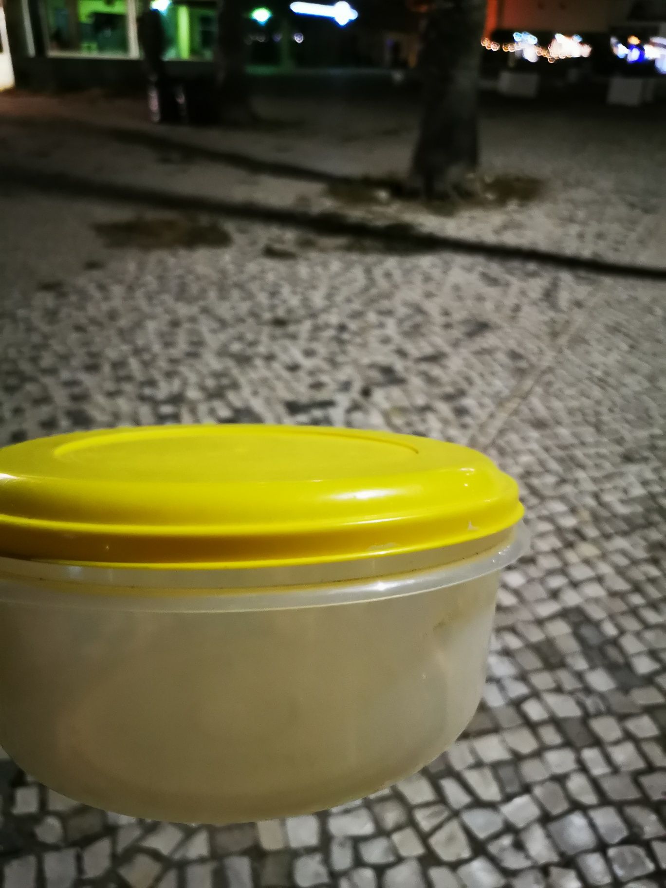 Tupperware amarelo
