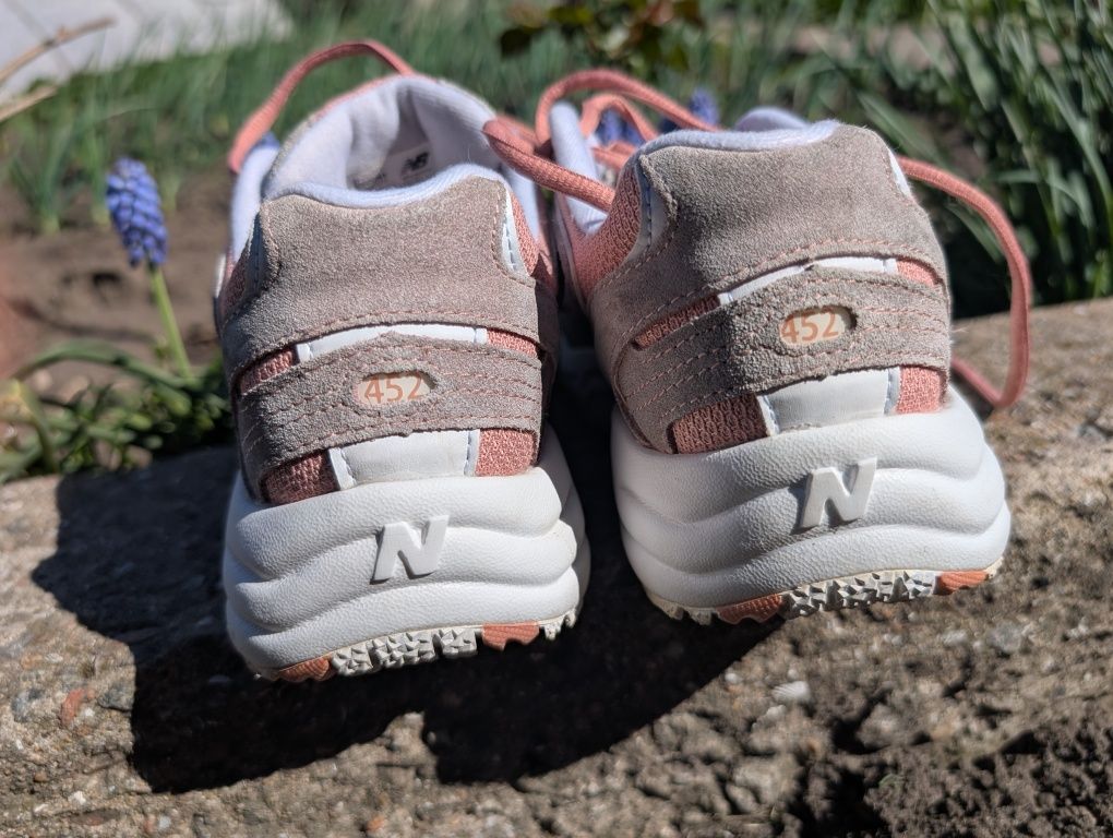 Продам женский кроссовки new balance 452