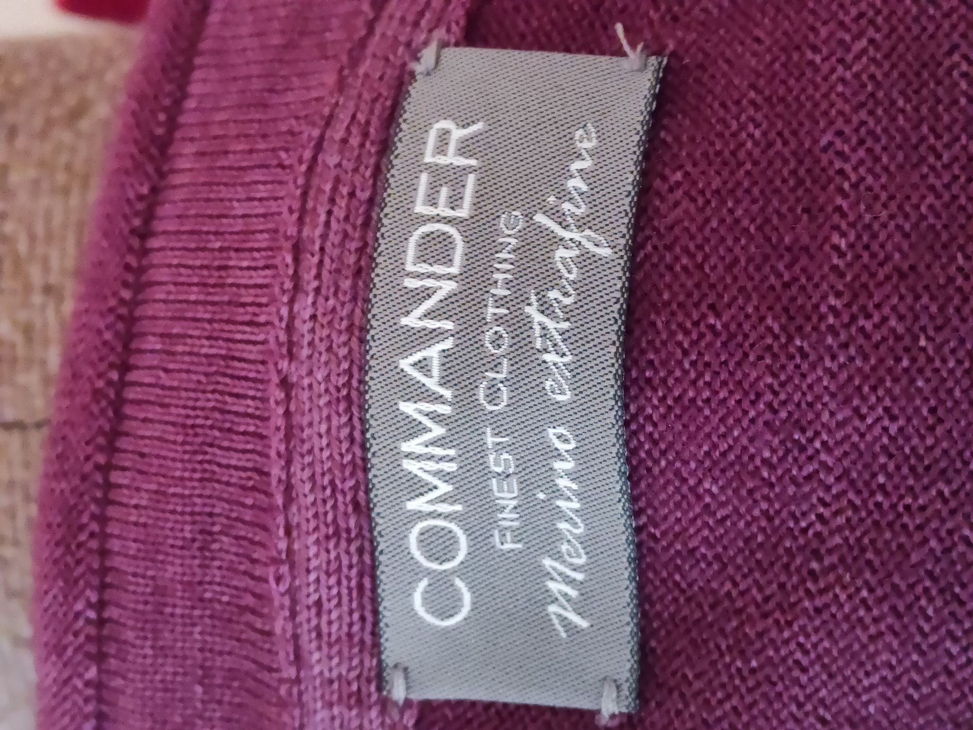 Sweter męski wełniany w serek.