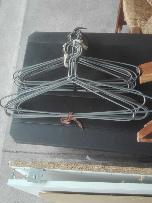 cabides de madeira e de ferro antigos e sólidos (ver todas as fotos)