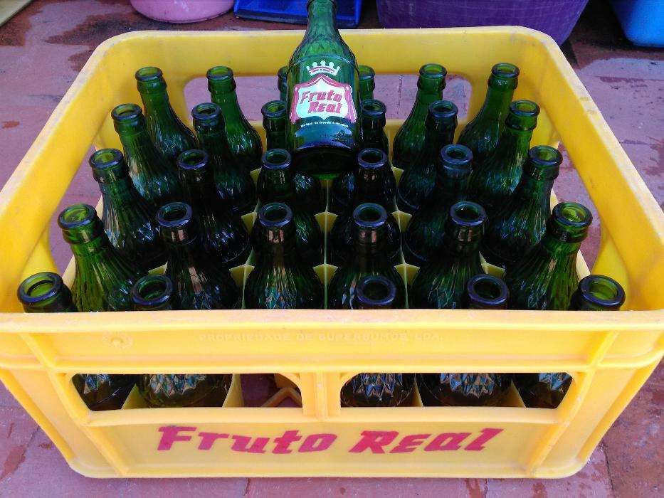 9 grades cheias com garrafas de Fruto Real