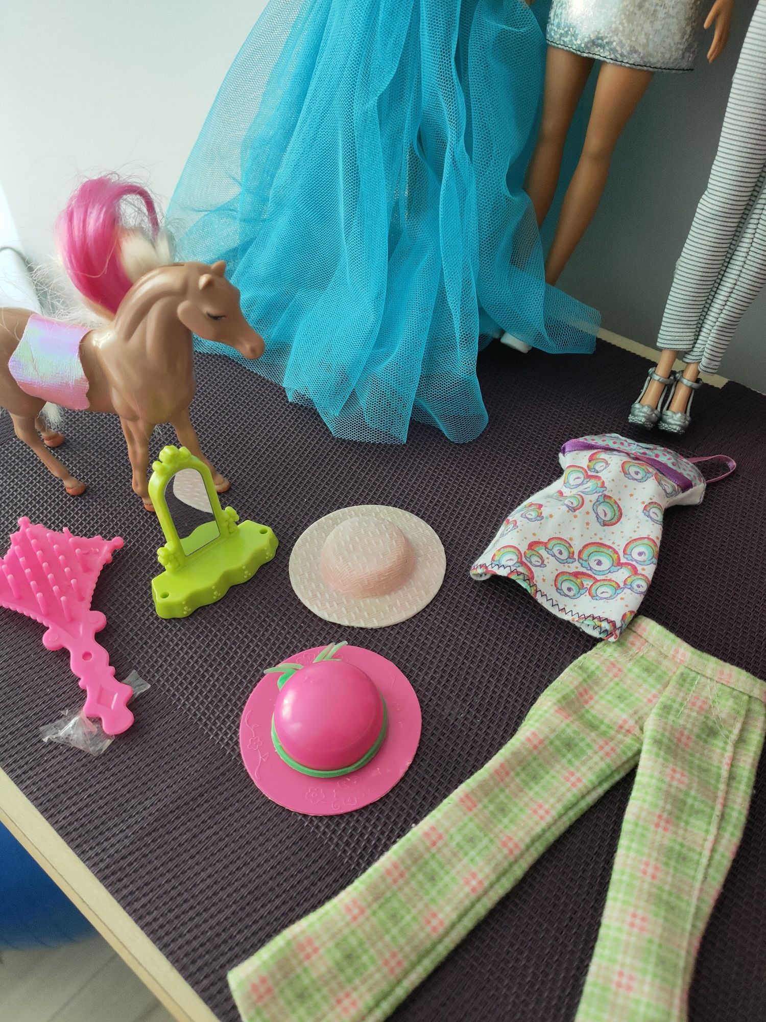 Zestaw lalek Barbie z akcesoriami.