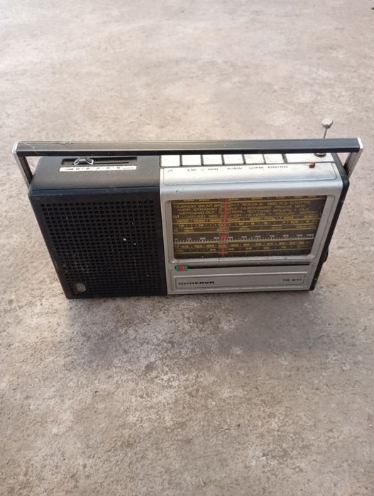 Vendo este rádio antigo muito bonito bom estado a trabalhar muito bem