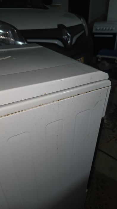 Fogão com forno em branco