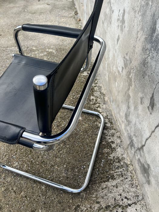 Cadeira vintage estilo Bauhaus em couro preto e estrutura cromada