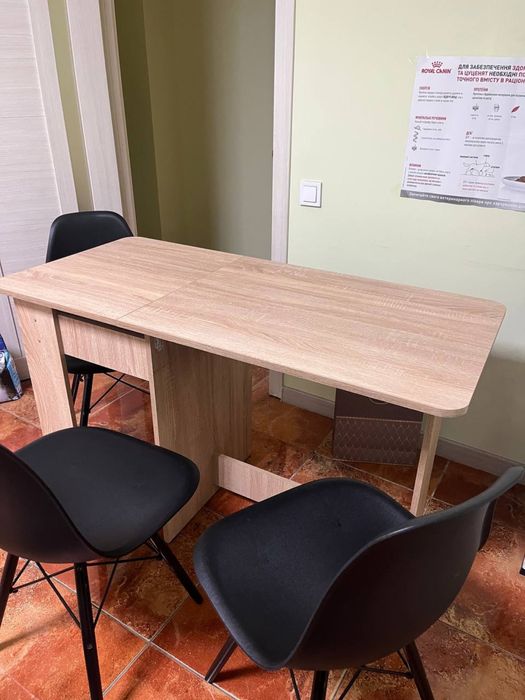 Продам стіл письмовий розкладний та стільці в комплекті