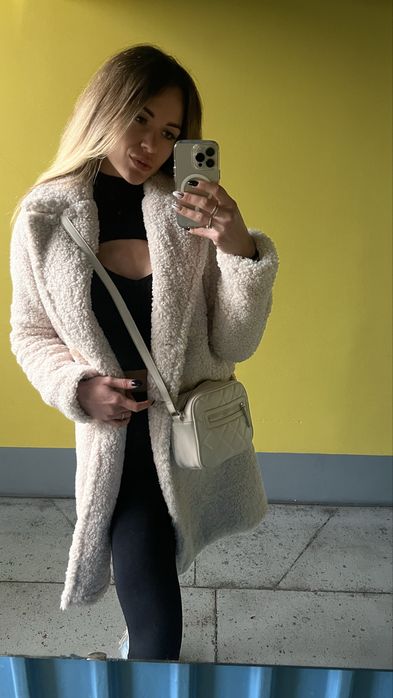 Шубка стандартной длины под овчину бежевая mohito