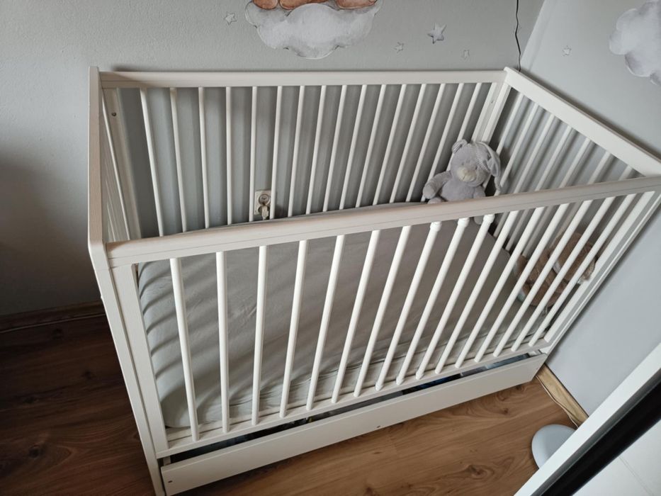 Łóżeczko dla niemowlaka z szufladą i materacem, białe 120x60
