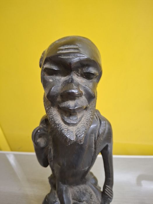 Grande escultura em madeira africana