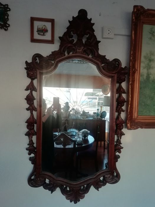 Credência antiga com espelho