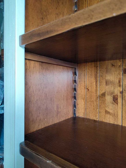 Шафа, книжкововий стелаж, вітрина з масиву дерева, фігурне різьблення