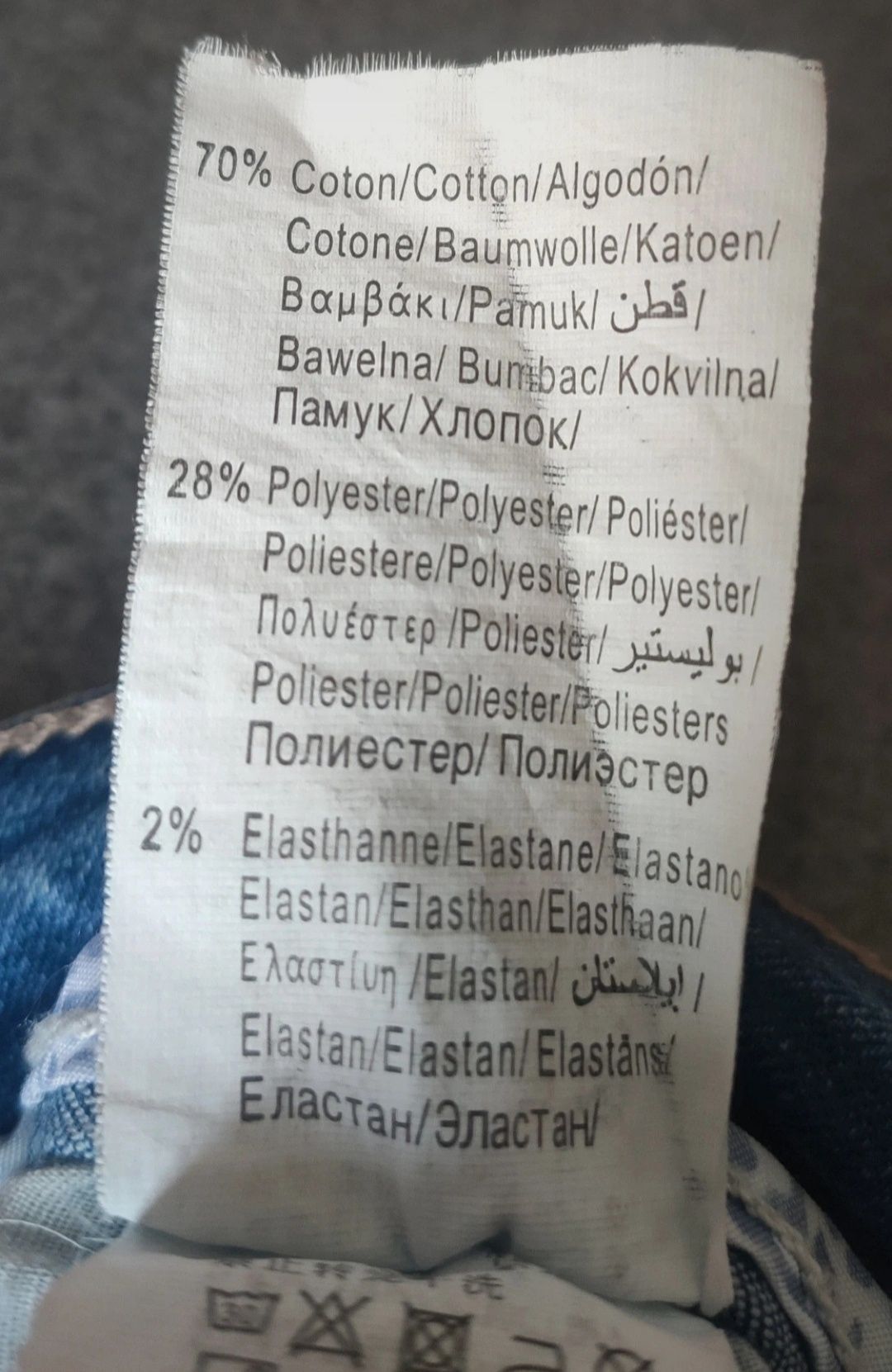 Jeansy z przetarciami