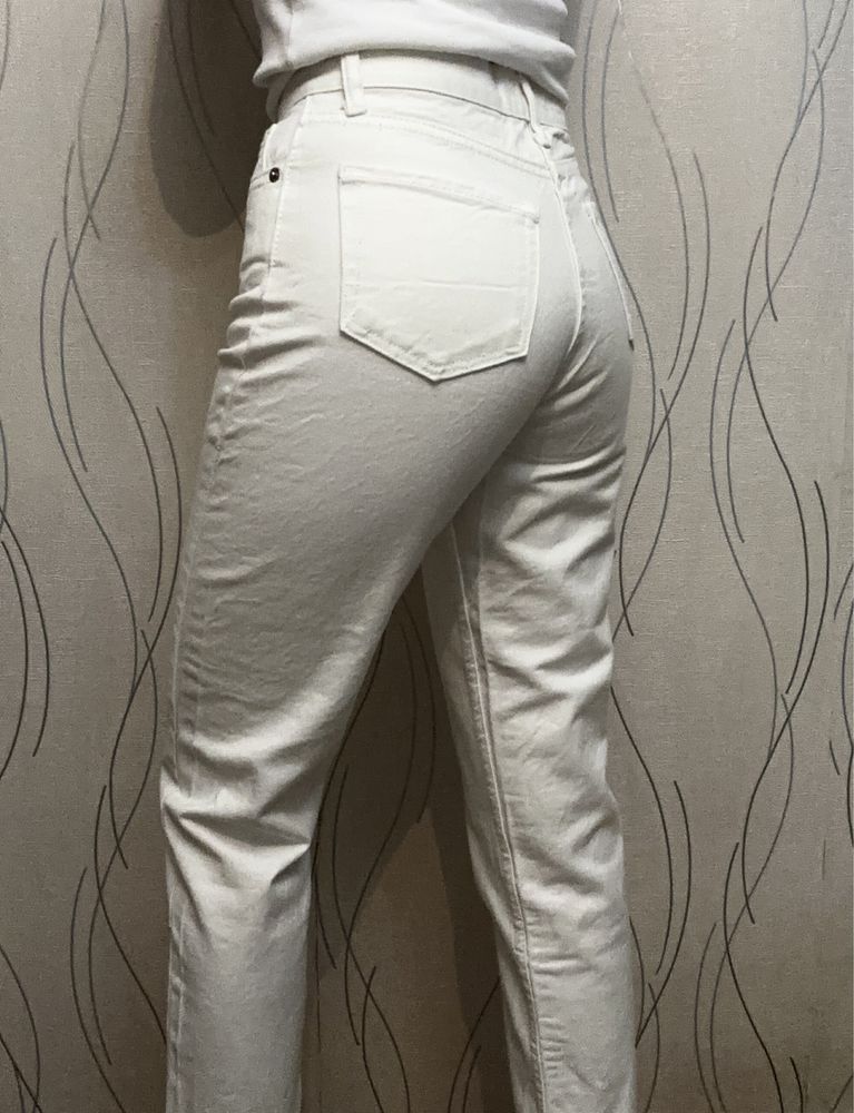 Белые джинсы мом