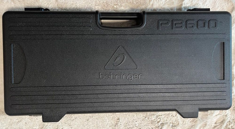 Maleta Behringer PB 600 (capacidade para 6 pedais) + 3 pedais