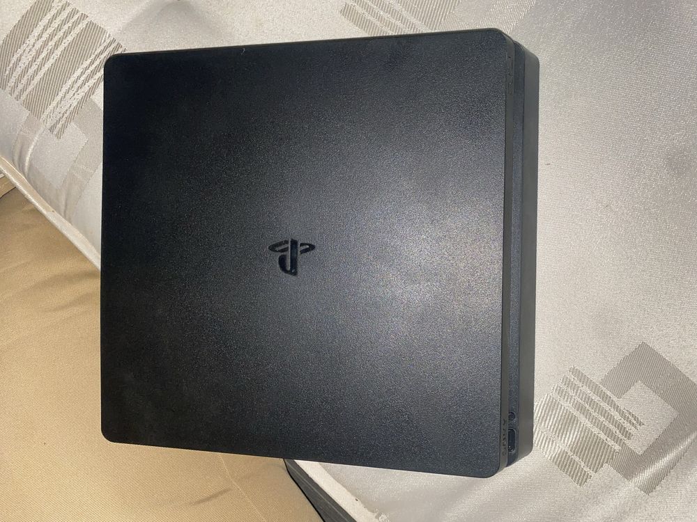 Ps4 slim.       .