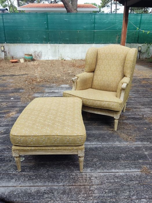 Poltrona com banqueta amarela