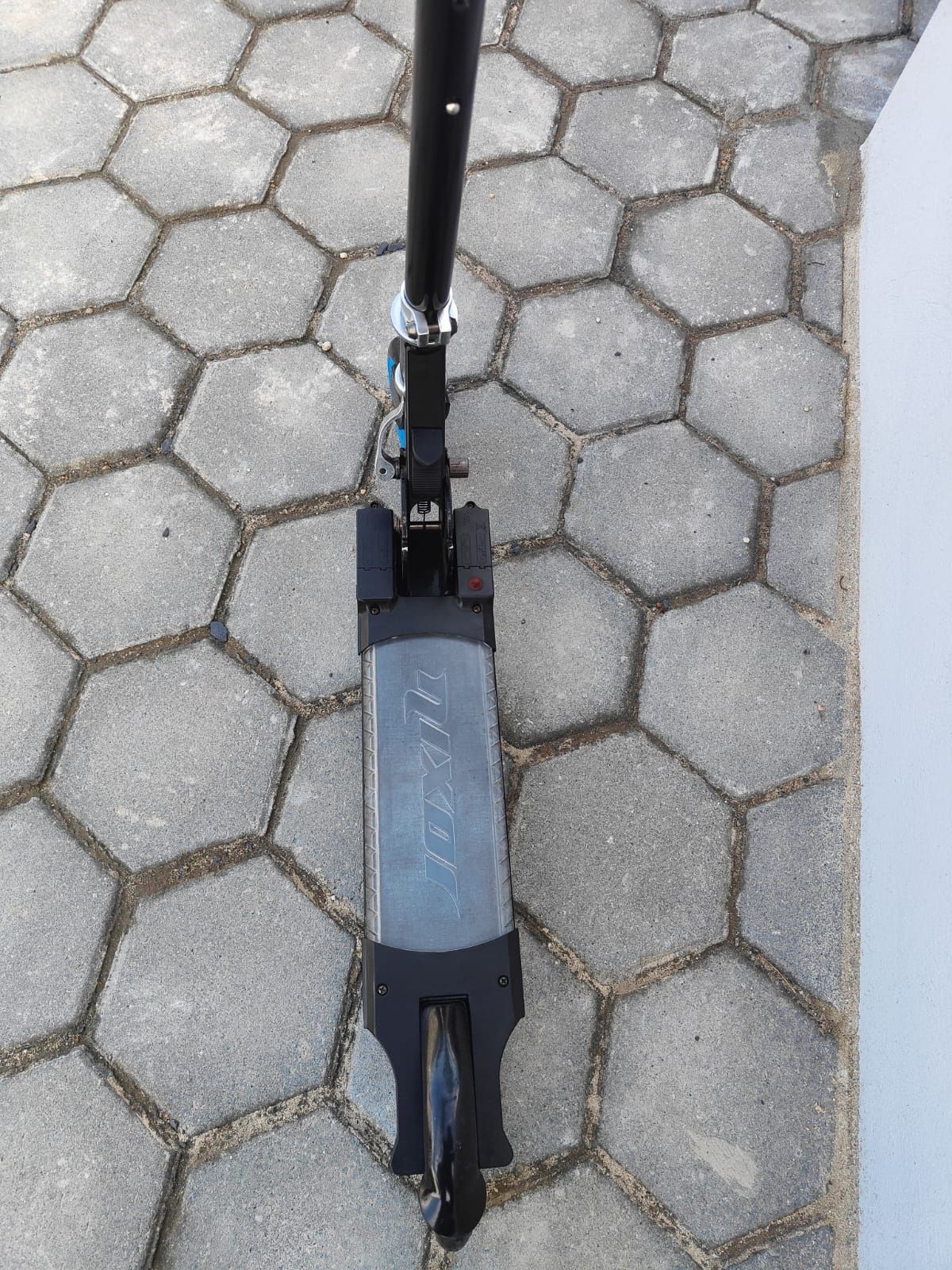 Vendo trotinete azul dobrável
