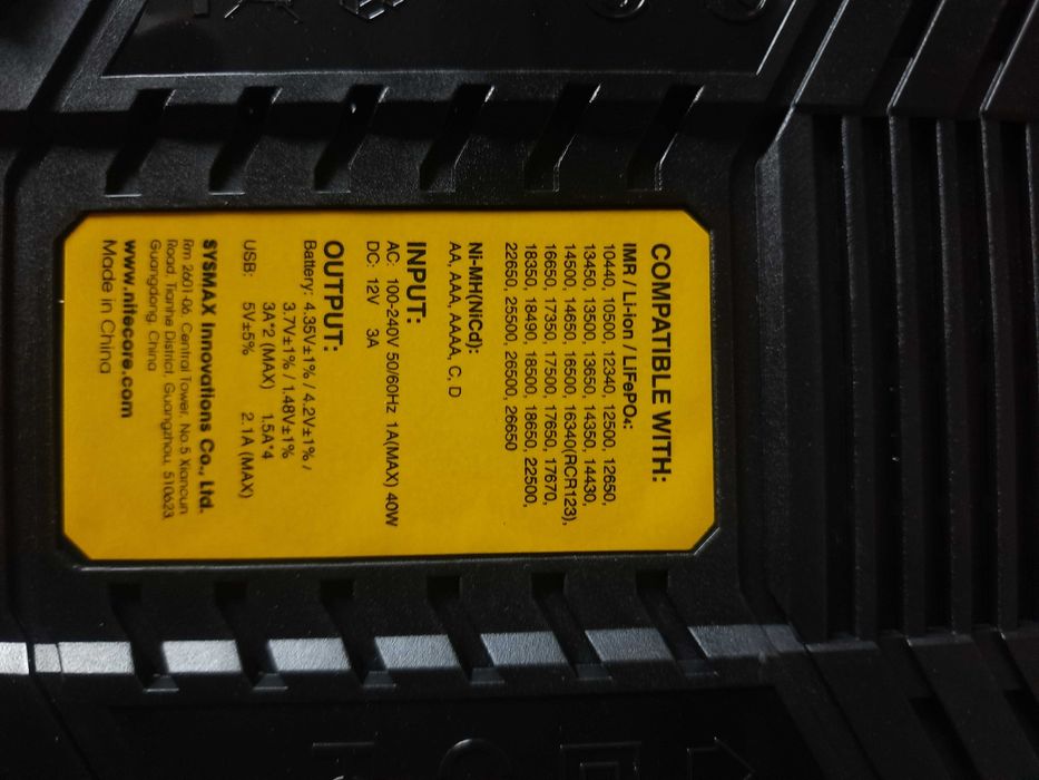 Зарядний пристрій Nitecore SC4 для акумуляторів  Ток -до 3А