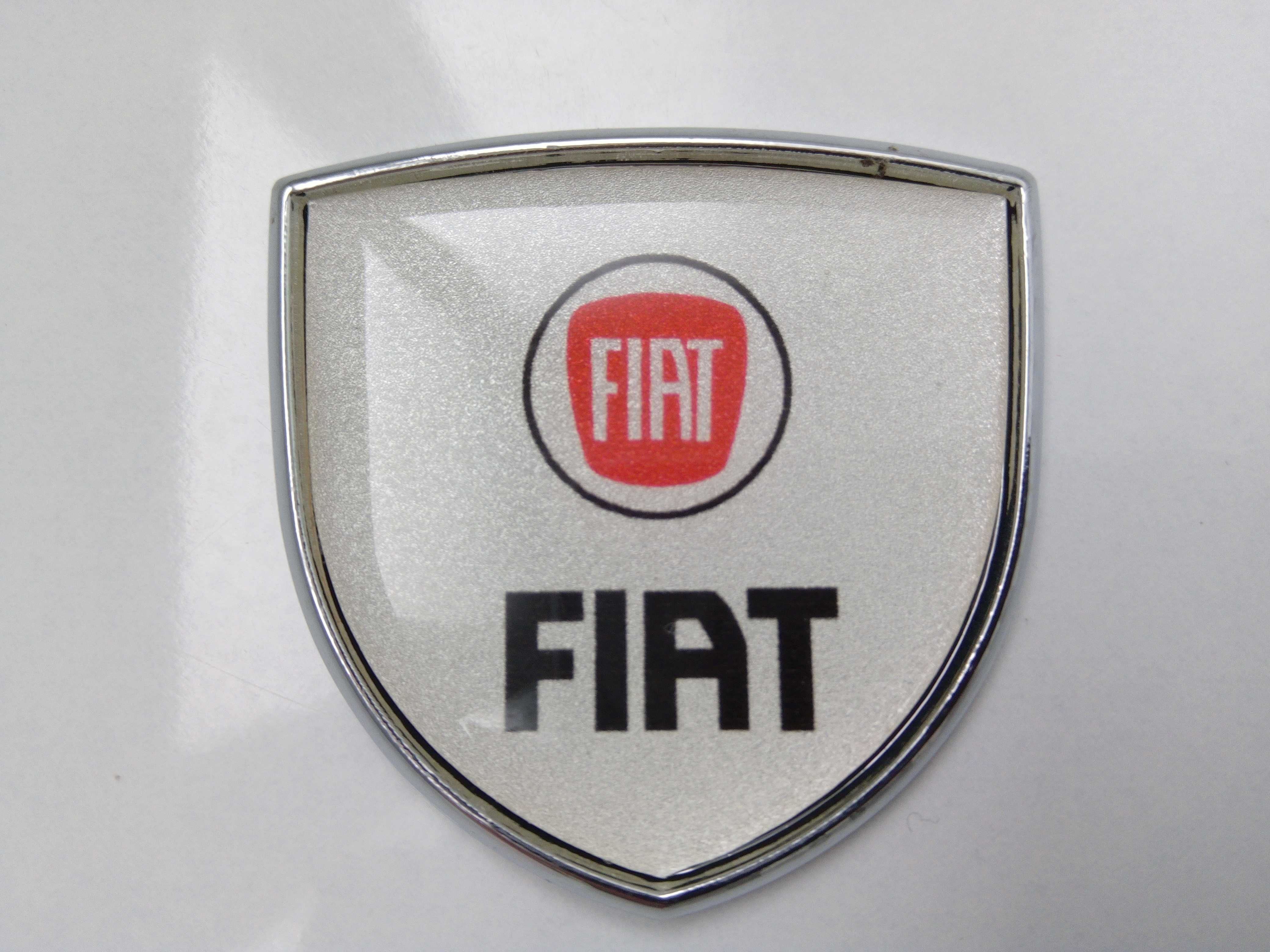 Эмблема с логотипом Fiat