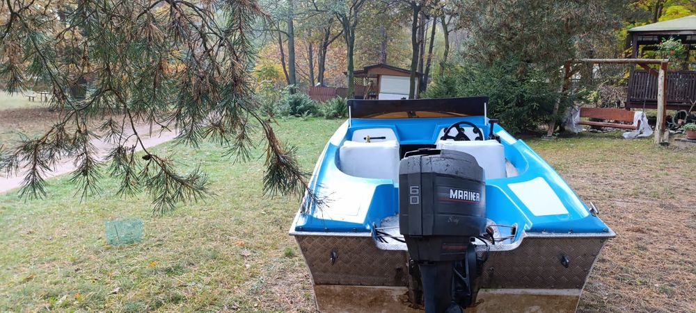 Łódź motorowa z silnikiem