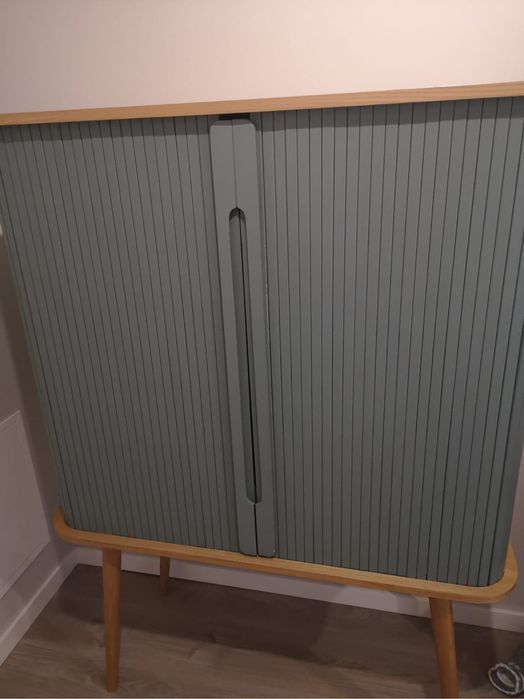 Aparador com portas de correr embuyidas