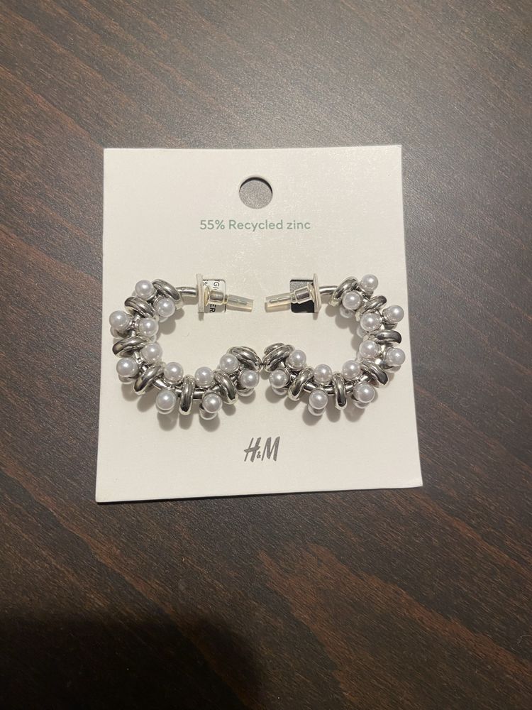 Brincos/argolas prateadas com pérolas - H&M (novas)