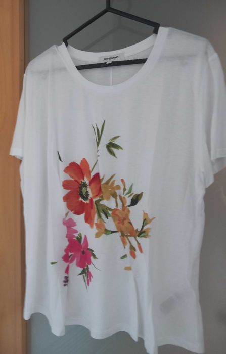 Tshirt da marca Desigual branca com flores na frente