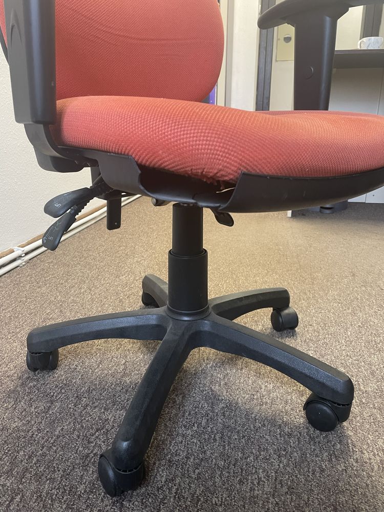 Pomaranczowe krzesla biurowe