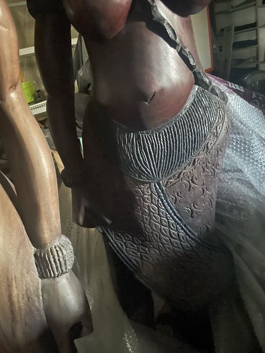 Esculturas africanas em madeira maciça