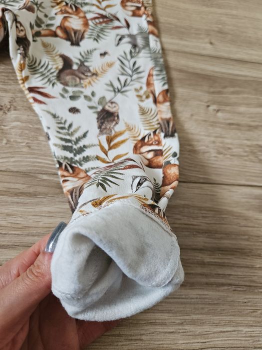 Spodnie newbie jesienne wzory lekko ocieplane liście leśne zwierzątka