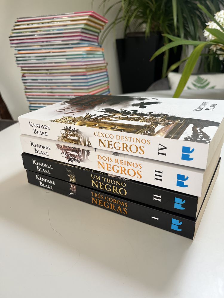 Livros da coleção “Três Coroas Negras”