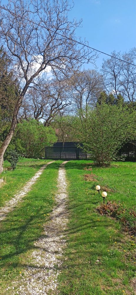 Sprzedam działkę z domem w centrum Nowosolnej. 400 m od rynku.